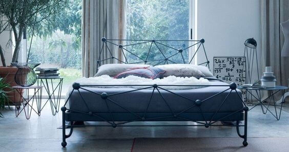 Когда можно и нельзя ставить кровать у окна? Советы, идеи дизайна.