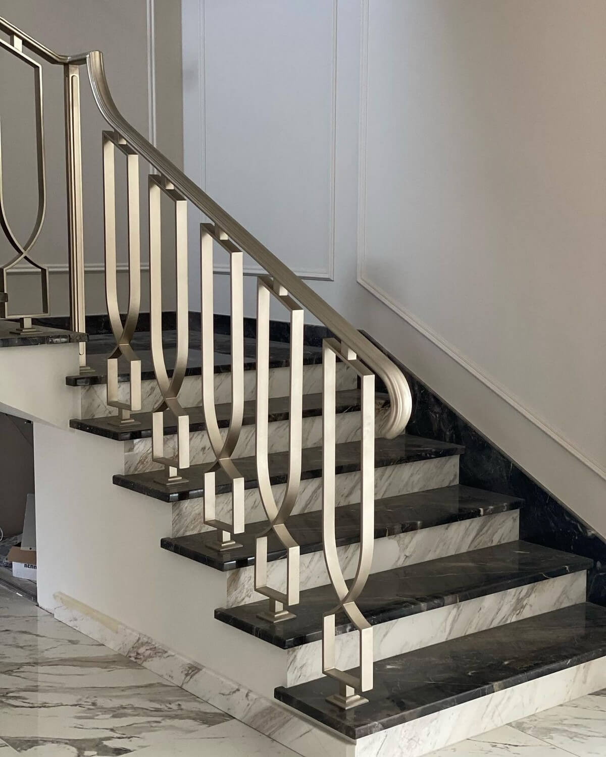 Металлические перила для лестницы в современном стиле