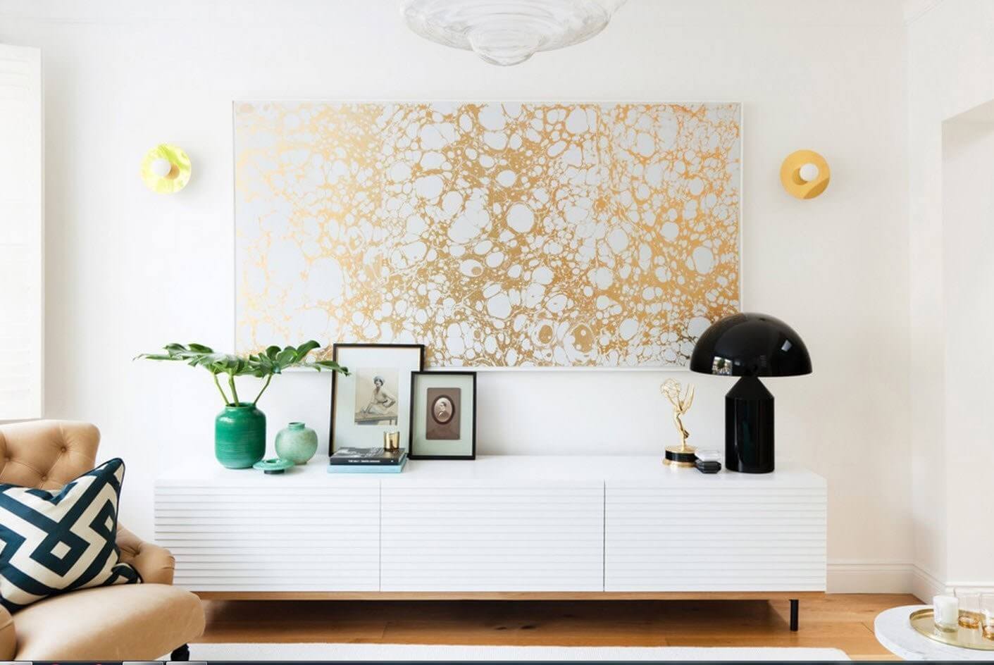 Современные обои с золотым абстрактным рисунком в гостиной