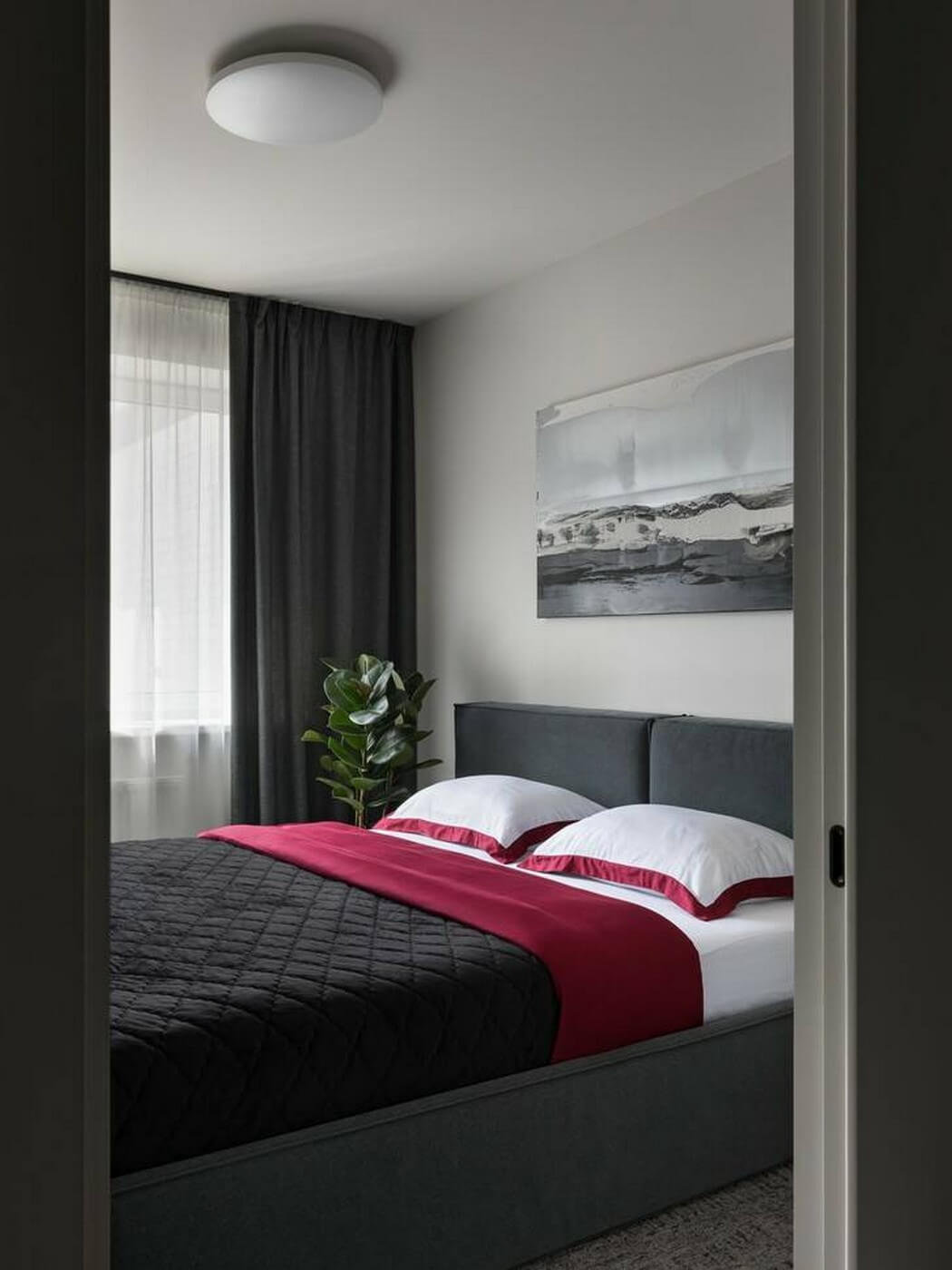 Сочетание бордового и серого цвета в интерьере спальни