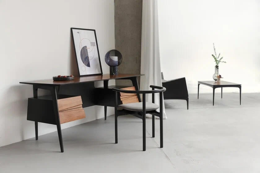 Комплект мебели – письменный стол, полукресло, журнальный стол, диван
